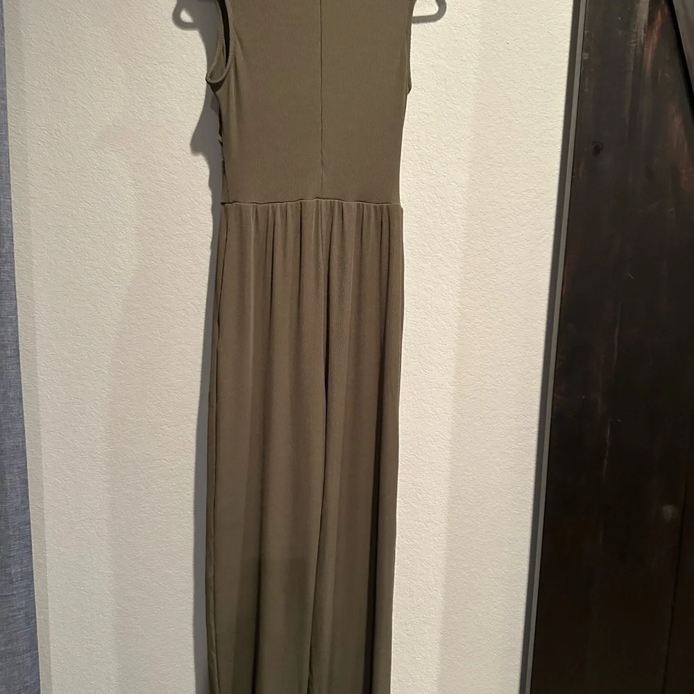 Elegant Olive Green Sleeveless Jumpsuit - Picture 2 of 5
